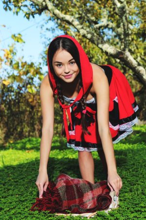 beautiful-li-moon-makes-the-fairytale-character-come-to-life-in-this-hot-photo-set-03 thefappe...jpg