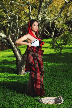 beautiful-li-moon-makes-the-fairytale-character-come-to-life-in-this-hot-photo-set-04 thefappe...jpg