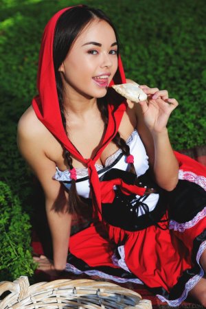 beautiful-li-moon-makes-the-fairytale-character-come-to-life-in-this-hot-photo-set-06 thefappe...jpg