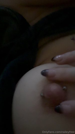 Railey Diesel Nipple and Pussy Close Up Video Leaked FappTime.com.mp4_snapshot_00.04.004.jpg