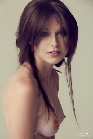 melissa-benoist-21 FAKE.jpg