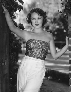 Fay Wray At Her Malibu California Home 0717.jpg