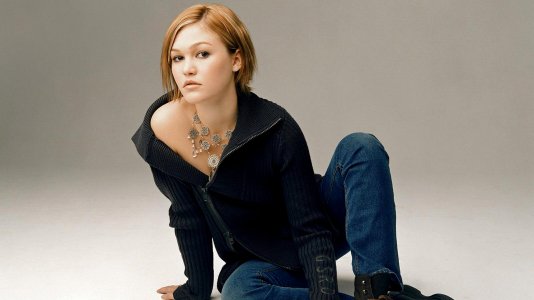 1080 Glamour_01345-julia_stiles.jpg