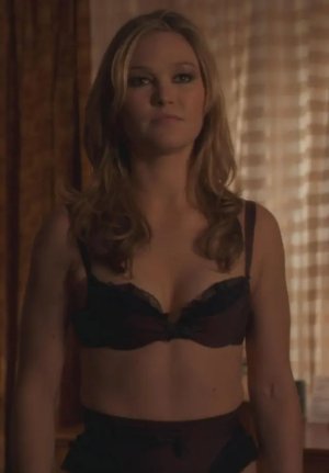Julia-Stiles-cleavge-pic.jpg