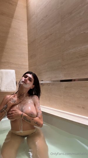 Mia Khalifa Take a Bath With Me Video Leaked FappTime.com.mp4_snapshot_05.56.356.jpg