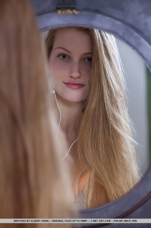 all-natural-hottie-bretona-poses-sensually-on-the-bed-15 thefappeningblog.com.jpg