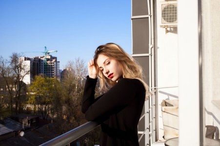 beautiful-doll-stephanie-pearl-shows-her-perfectly-shaped-ass-in-the-living-room-01 thefappeni...jpg