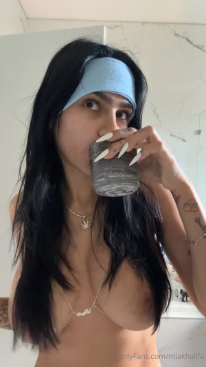 Mia Khalifa Make Coffee With Me Video Leaked FappTime.com.mp4_snapshot_07.58.478.jpg