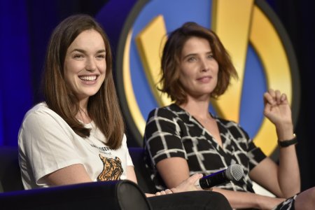 Cobie Smulders & Elizabeth Henstridge - The Wizard World Chicago Comic-Con in Illinois 26.08.2...jpg