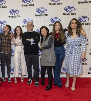Elizabeth_Henstridge_003 with cast.jpg