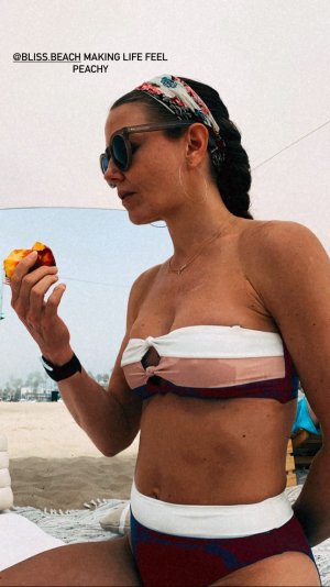 Jennifer Morrison - at a beach jen__1_.jpg