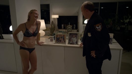 Yvonne Strahovski - Louie s04e02 (2014)6.jpg