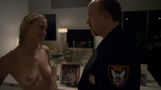Yvonne Strahovski - Louie s04e02 (2014)8 fake.jpg