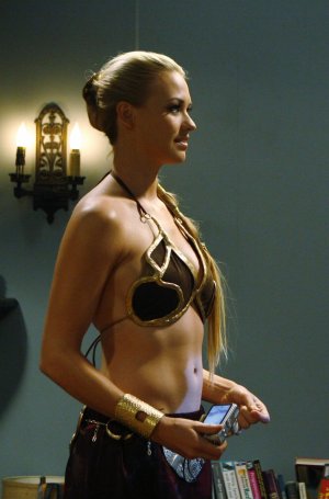 Yvonne_strahovski_slave_Leia2.jpg