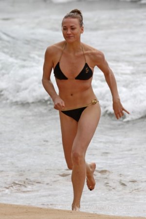 yvonne-strahovski-bikini-maui-01-480x720.jpg