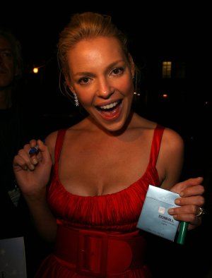 katherine-heigl-cleavage-candids-at-ucla-campus-in-westwood-12.jpg