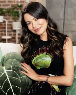 Miranda Cosgrove (18).jpg