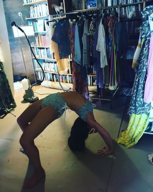 Evangeline Lilly - stretching 67894934_evangeline.jpg