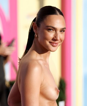 0709_Gal-BarbiePremiereLA__2_ BARBIE fake.jpg