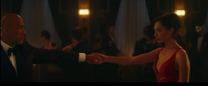 Red Notice 249658404_gg.jpg