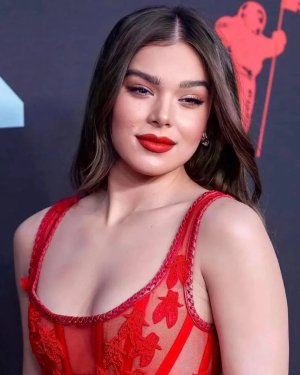 Hailee Steinfeld - mtv awards, aug 2019 8.jpg