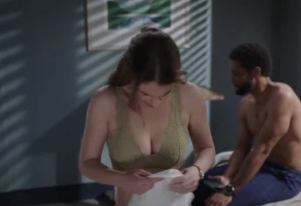 Adelaide Kane - Greys Anatomy s21ep18 screencap 5.jpg