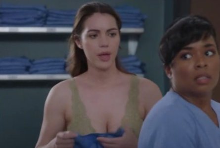 Adelaide Kane - Greys Anatomy s21ep18 screencap 12.jpg