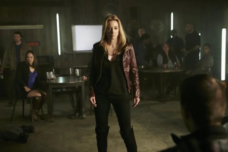 the-android-zoie-palmer-dark-matter-v0-tmy9qfs5moje1.jpg