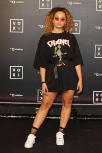 ella-eyre-shows-off-legs-in-dress-at-voxi-launch-party-in-london-07.jpeg