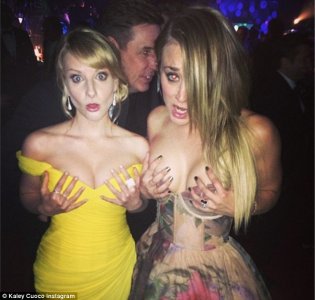 Kaley Cuoco Melissa Rauch Holding their golden globes... Twitterarticle01a9eb076000005783.jpg