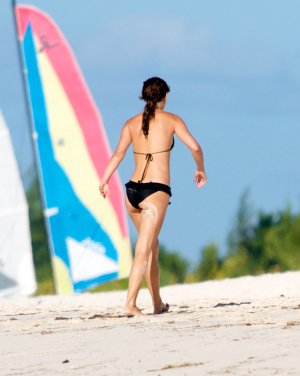 NATALIE-PORTMAN-in-Bikini-at-The-Turks-and-Caicos-Islands-5.jpg