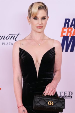 Kelly_Osbourne_at_32nd_Annual_Race_to_Erase_MS_Gala_in_Los_Angeles_05-16-2025__11_.jpg
