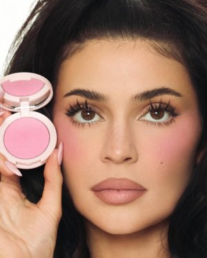 kylie-jenner-for-kylie-cosmetics-hybrid-blush-campaign-2025-3.jpg