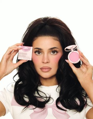 kylie-jenner-for-kylie-cosmetics-hybrid-blush-campaign-2025-2.jpg