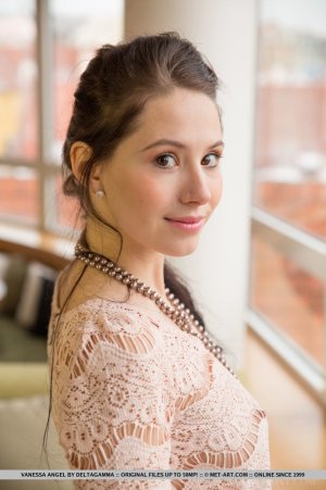 vanessa-angel-simply-adores-to-pose-naked-02 thefappeningblog.com.jpg