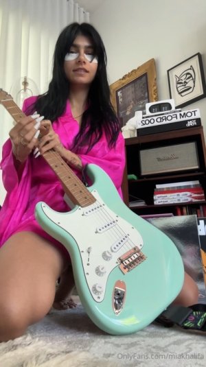 Mia Khalifa Naked Morning Coffee Video Leaked FappTime.com.mp4_snapshot_05.58.000.jpg