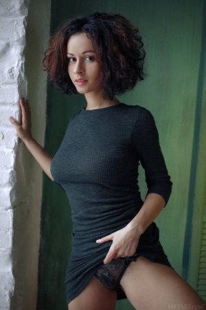 bombastic-babe-pammie-lee-displays-her-big-round-boobs-and-tight-pussy-shamelessly-02 thefappe...jpg