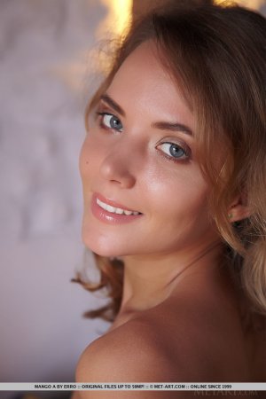 foxy-busty-beauty-mango-a-seduces-in-sexy-high-heels-and-slowly-undresses-14 thefappeningblog....jpg