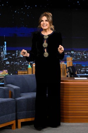 Mariska_Hargitay_at_Tonight_Show_Starring_Jimmy_Fallon_in_New_York_02_08_2024__5_.jpg