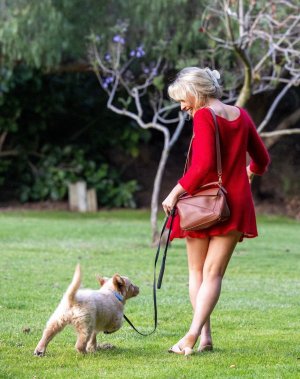 sabrina-carpenter-out-with-her-dog-at-a-park-in-hollywood-hills-05-21-2025-0.jpg