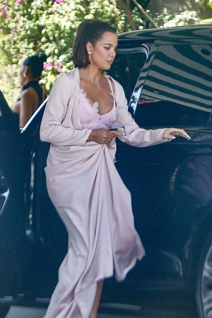 khloe-kardashian-arrives-at-kim-kardashian-s-graduation-party-in-los-angeles-05-21-2025-4.jpg