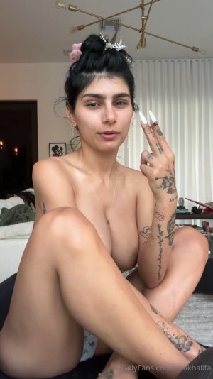 Mia Khalifa Topless Smoking Video Leaked FappTime.com.mp4_snapshot_03.07.957.jpg