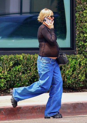 pregnant-kimberly-stewart-out-on-melrose-avenue-in-west-hollywood-05-24-2025-2.jpg