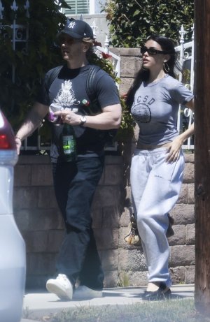 madison-beer-visits-friend-s-house-in-los-feliz-05-24-2025-4.jpg