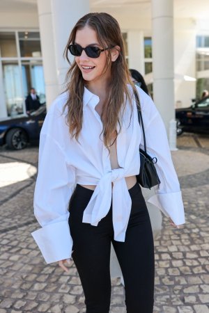 barbara-palvin-leaves-hotel-martinez-in-cannes-05-23-2025-3.jpg