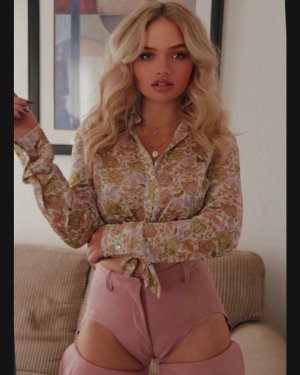 Natalie Alyn Lind - in an interesting outfit 118046651_2ba4e1bc-93b4-4c60-8315-84c42feba8af.jpg