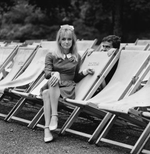 Suzy Kendall and Dudley Moore - P2kkitVr3r1ue4wwmo1.jpg