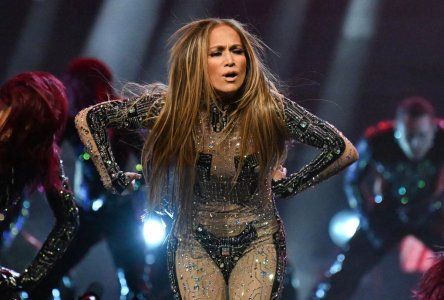 jennifer-lopez-performs-at-2025-american-music-awards-in-las-vegas-05-26-2025-3.jpg