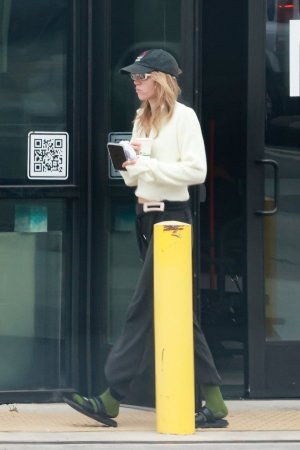 suki-waterhouse-out-and-about-in-los-angeles-05-27-2025-5.jpg