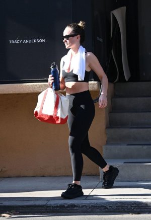 olivia-wilde-leaves-a-gym-in-los-angeles-06-02-2025-5.jpg